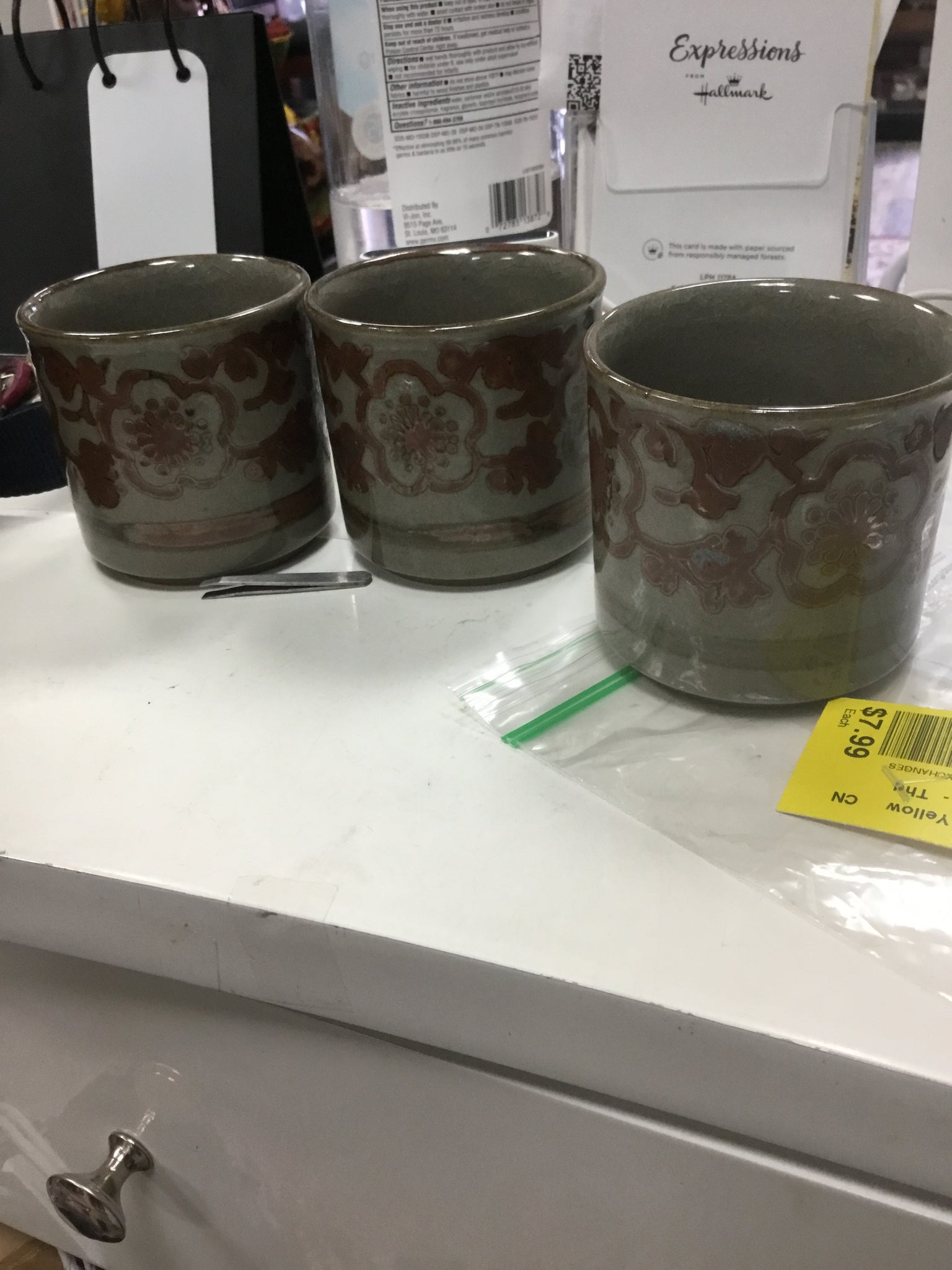 Gray and brown cup set