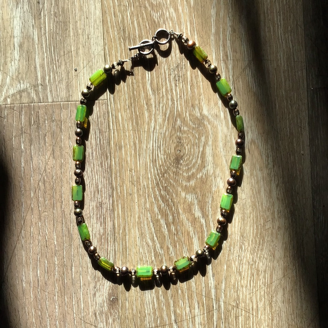 Green glass necklace short