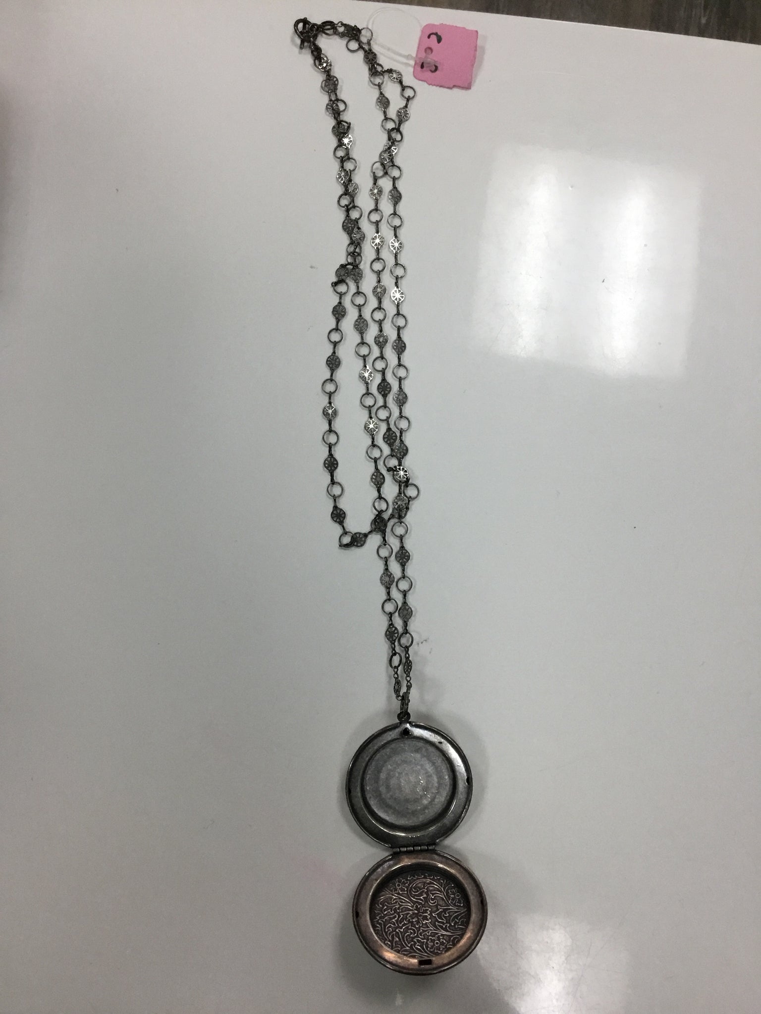 Photo holder pendant necklace