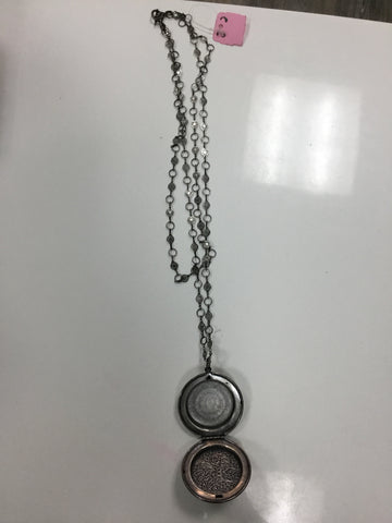 Photo holder pendant necklace
